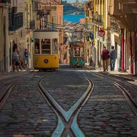 Iconic Bica Tram At Your Door Heart Of Лиссабон