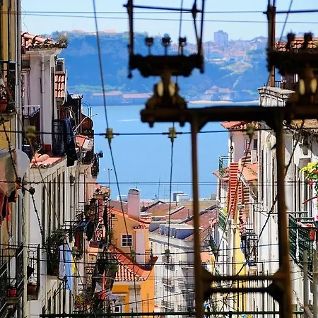 Iconic Bica Tram At Your Door Heart Of Лиссабон